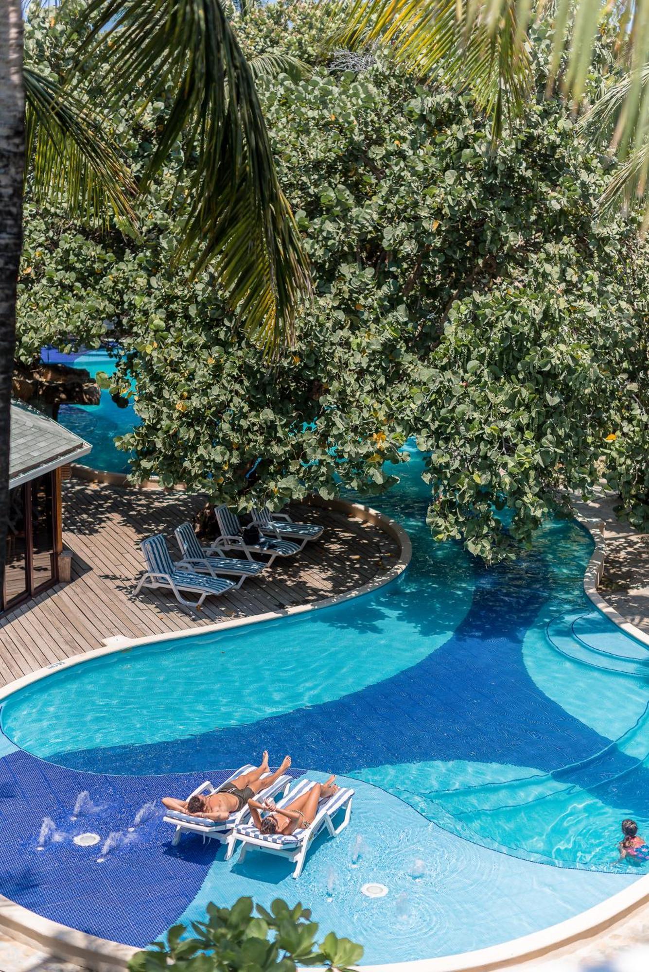 Paradise Beach Hotel & Resort ウェスト・ベイ エクステリア 写真